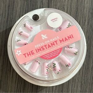 ❌SOLD❌Olive & June Press on Nails The Instant Mani Short Pink With Flowers 42 Pk